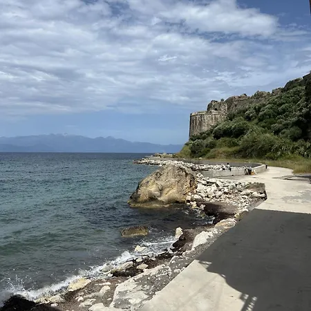 Home-between Castle & Sea شقة